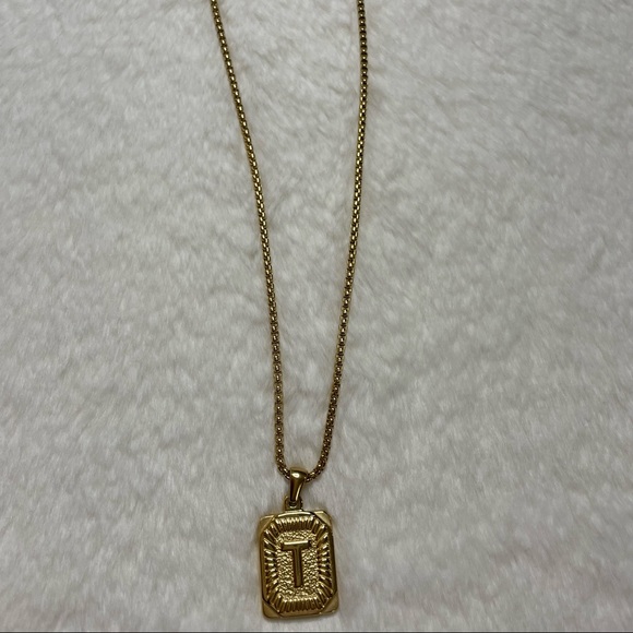 T Initial Necklace_Square Shape - Picture 3 of 5